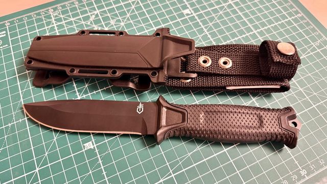 Coltello tattico con fodero completamente NUOVO