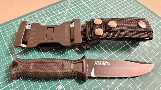 Coltello tattico con fodero completamente NUOVO