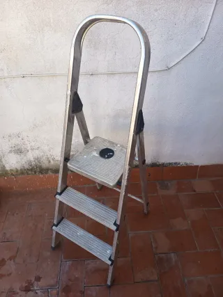 Escalera plegable de aluminio
