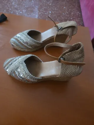 Zapatillas cuña beige y doradas con perlitas .....