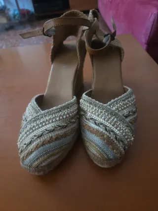 Zapatillas cuña beige y doradas con perlitas .....