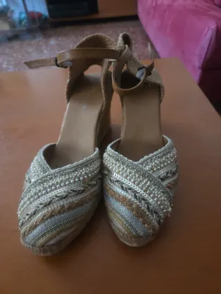 Zapatillas cuña beige y doradas con perlitas .....