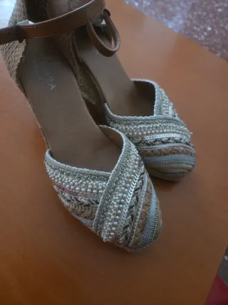 Zapatillas cuña beige y doradas con perlitas .....