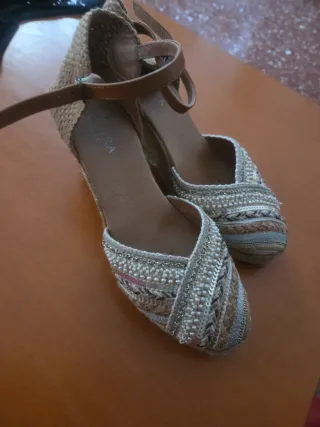 Zapatillas cuña beige y doradas con perlitas .....