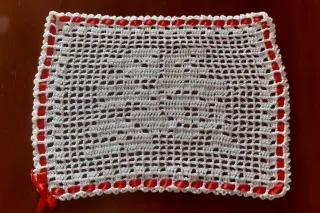 Centrino Natale uncinetto bianco con nastro rosso