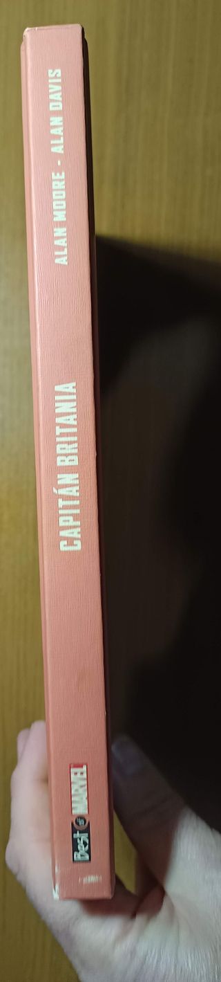 CAPITAN BRITANIA. MOORE. DAVIS. PANINI BOM