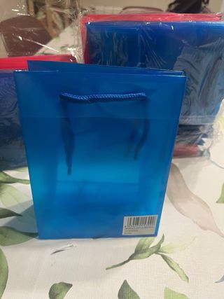 Bolsas de regalo azules y rojas
