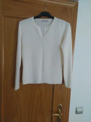 Jersey lila cuello pico, beige, gris cuello caja.