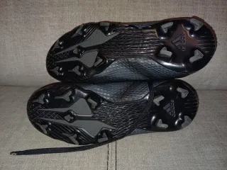 Botas de fútbol Adidas negras.niño.num 33