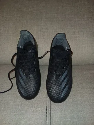 Botas de fútbol Adidas negras.niño.num 33