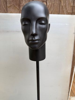 Maniquí cabeza moderno con pie