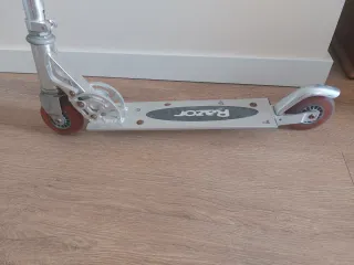 Monopatín Razor plateado