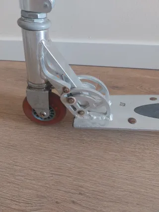 Monopatín Razor plateado