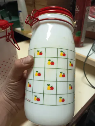 Barattoli in vetro con coperchio rosso