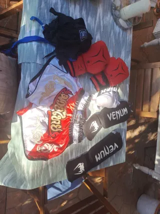 Kit Muay Thai Venum: Pantalón, Guantes, Espiniller