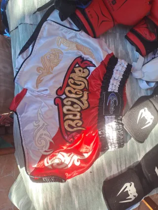 Kit Muay Thai Venum: Pantalón, Guantes, Espiniller