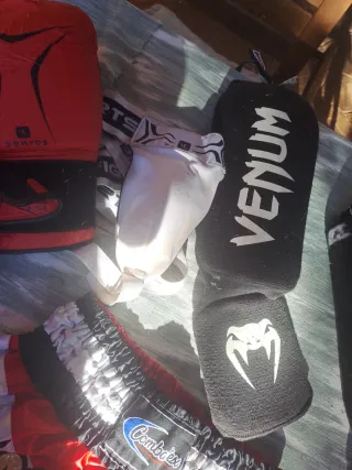 Kit Muay Thai Venum: Pantalón, Guantes, Espiniller