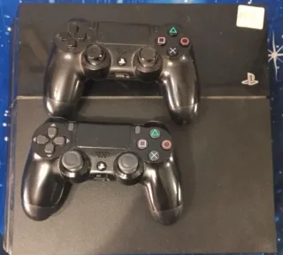 PS4 (PlayStation 4) Nero + 2 Controller