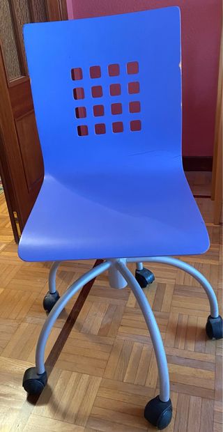 Silla de oficina azul con ruedas