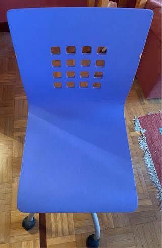 Silla de oficina azul con ruedas