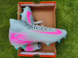 Scarpe da calcio Nike grigie e rosa