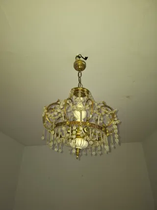 Lámpara de techo dorada con cristales