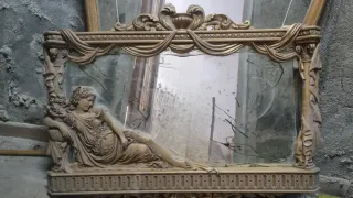 Espejo antiguo con figura de mujer