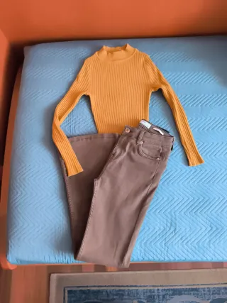 Conjunto jersey amarillo y pantalón marrón