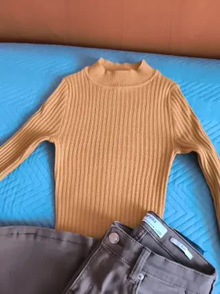 Conjunto jersey amarillo y pantalón marrón