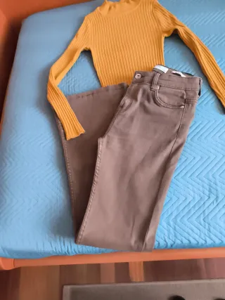 Conjunto jersey amarillo y pantalón marrón