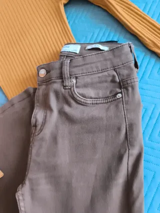 Conjunto jersey amarillo y pantalón marrón