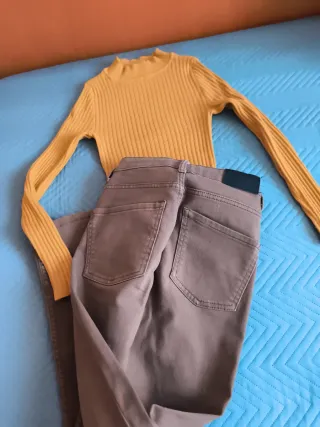 Conjunto jersey amarillo y pantalón marrón