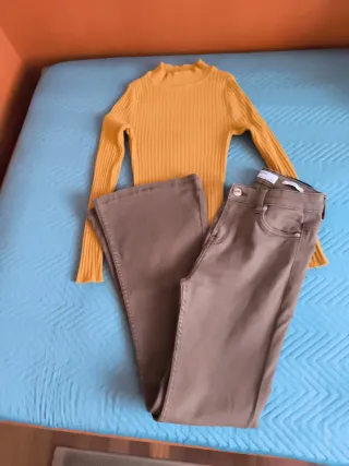 Conjunto jersey amarillo y pantalón marrón