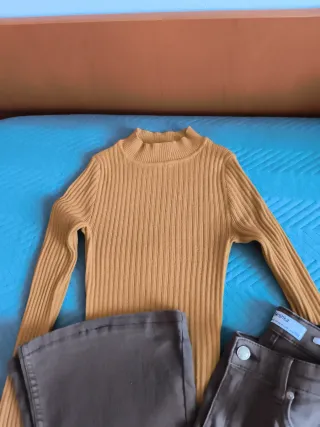 Conjunto jersey amarillo y pantalón marrón