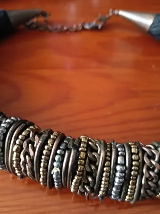Collar étnico negro y dorado