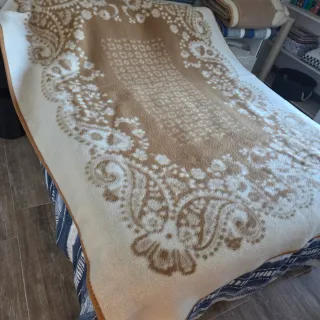 Manta de invierno beige y marrón