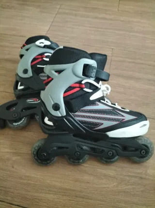 Patines en línea negros y grises