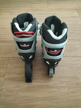 Patines en línea negros y grises