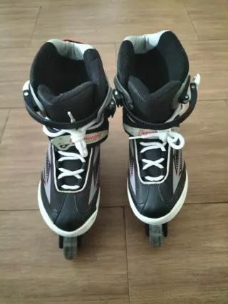 Patines en línea negros y grises