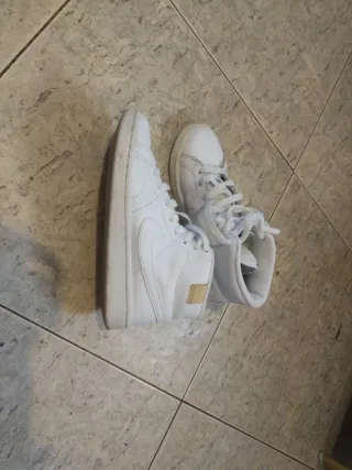 Zapatillas Nike Botín Blancas y Doradas