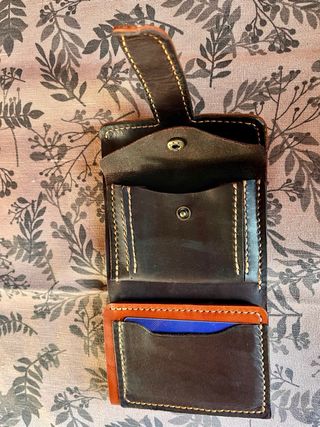 Cartera de cuero marrón con monedero