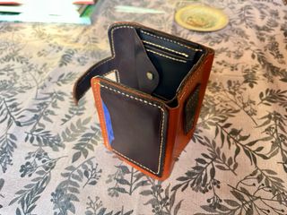 Cartera de cuero marrón con monedero