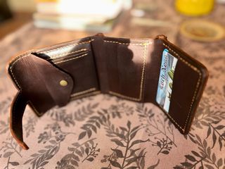 Cartera de cuero marrón con monedero