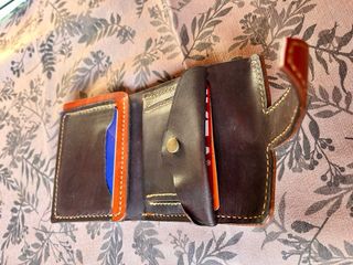 Cartera de cuero marrón con monedero