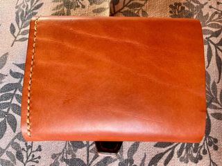 Cartera de cuero marrón con monedero