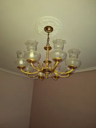 Lámpara de techo dorada y cristal