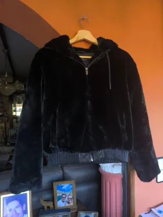 Chaqueta negra con capucha y cremallera