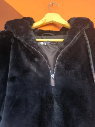 Chaqueta negra con capucha y cremallera