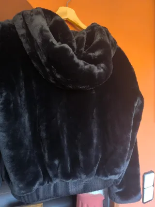 Chaqueta negra con capucha y cremallera