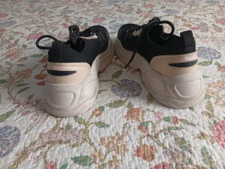 Zapatillas deportivas negras y beige